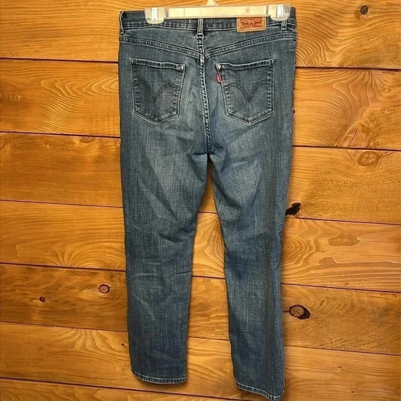 Womens Levis size 6 Classic Straight Distressed hole in right knee streetwear - Picture 2 of 11